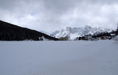 Il lago di Misurina ghiacciato