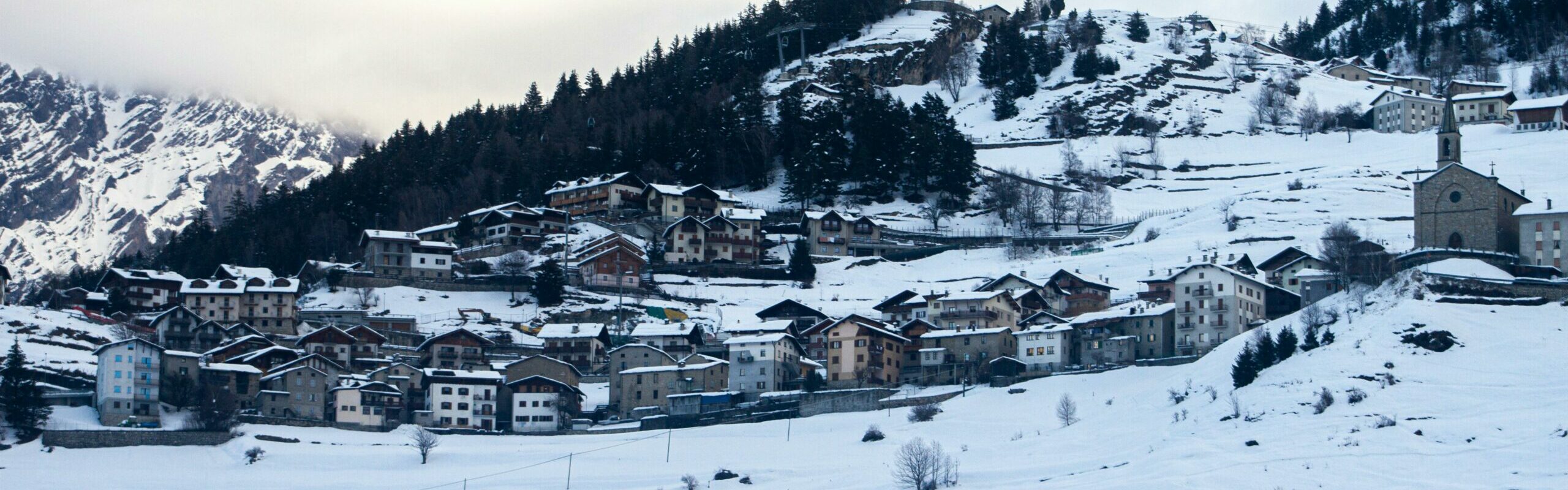 Visuale del paese di Bormio innevato
