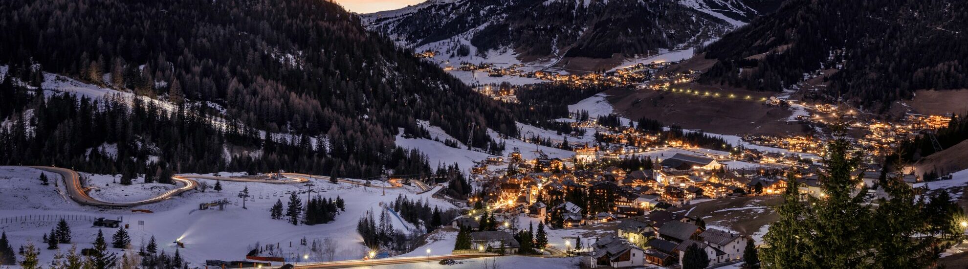 Immagine Cortina illuminata con la neve