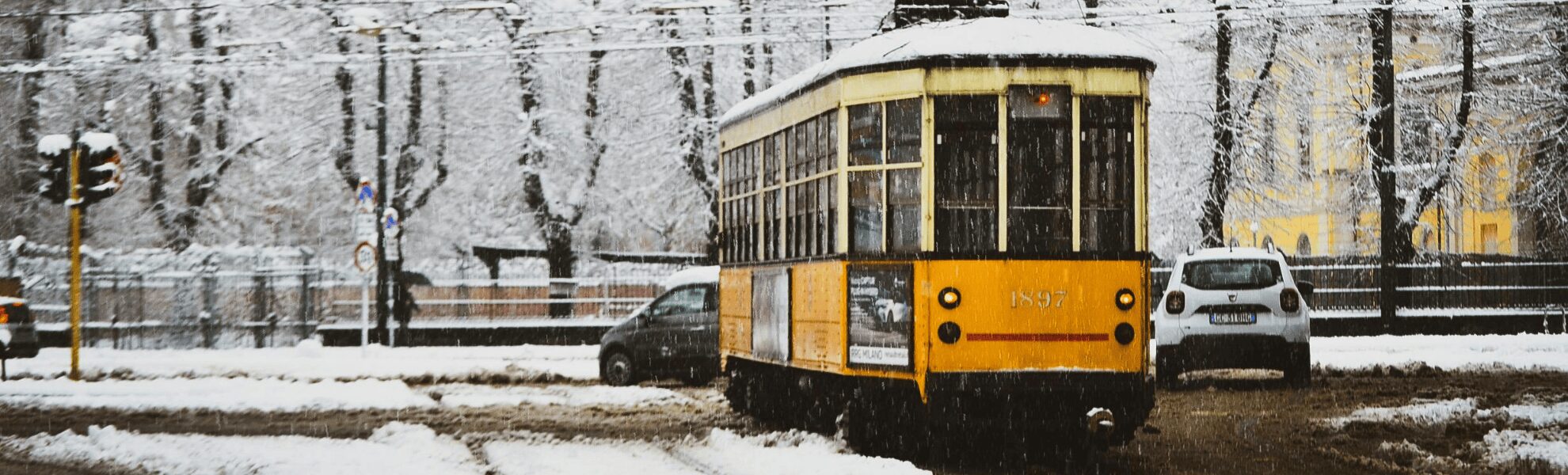 Immagine tram Milano con neve